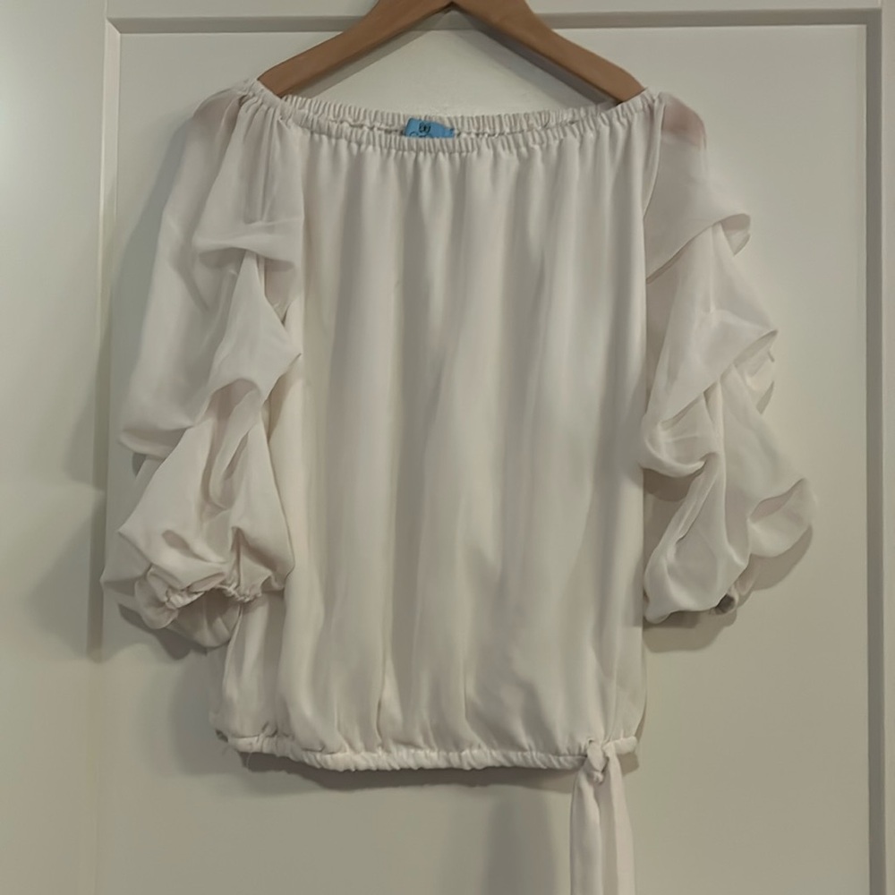 White top with ruffle sleeve | Size XS | EUC